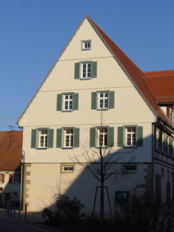 Schindeln am neu sanierten Rathaus in 71149 Bondorf