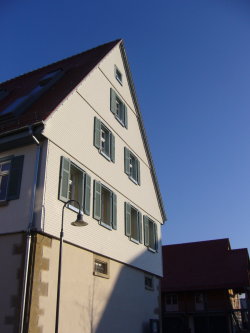 Holzschindel-Elemente an neu restaurierten Fachwerkgiebel