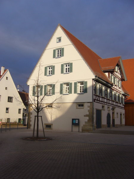 Rathaus in 71149 Bondorf nach der Sanierung mit Holzschindeln