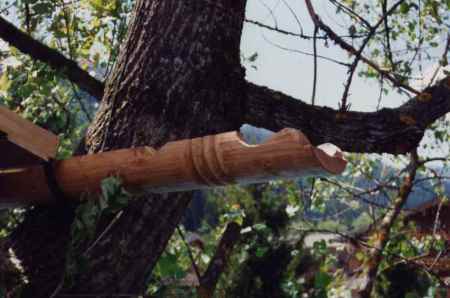 verzierter Auslauf einer Holzdachrinne