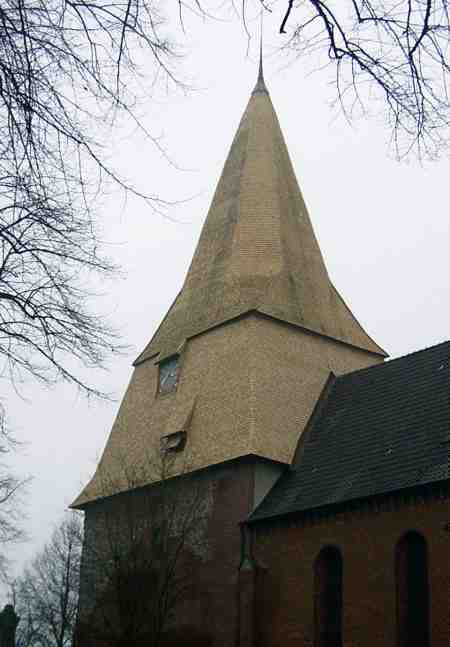 Kirchturm in Gleschendorf; eingedeckt mit gespaltenen Eichenschindeln