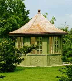 Holzschindeln auf einem Teehaus der Fa Geiger