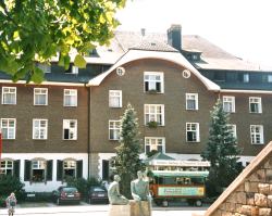 Kurhotel H&ouml;chenschwand mit Holzschindeln