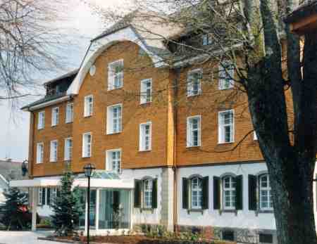 Kurhotel H&ouml;chenschwand mit Fichte T&auml;ferschuppenschindeln