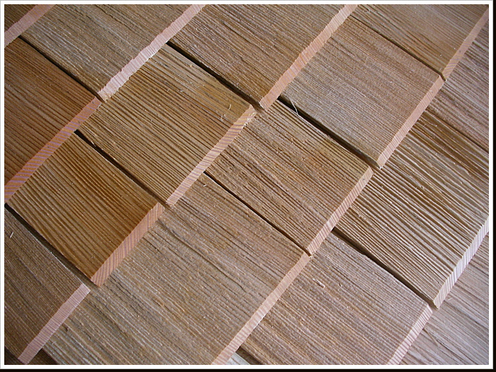 Gespaltene L&auml;rchenschindeln � 250 mm L&auml;nge Robust. Nat&uuml;rlich. Regional.�