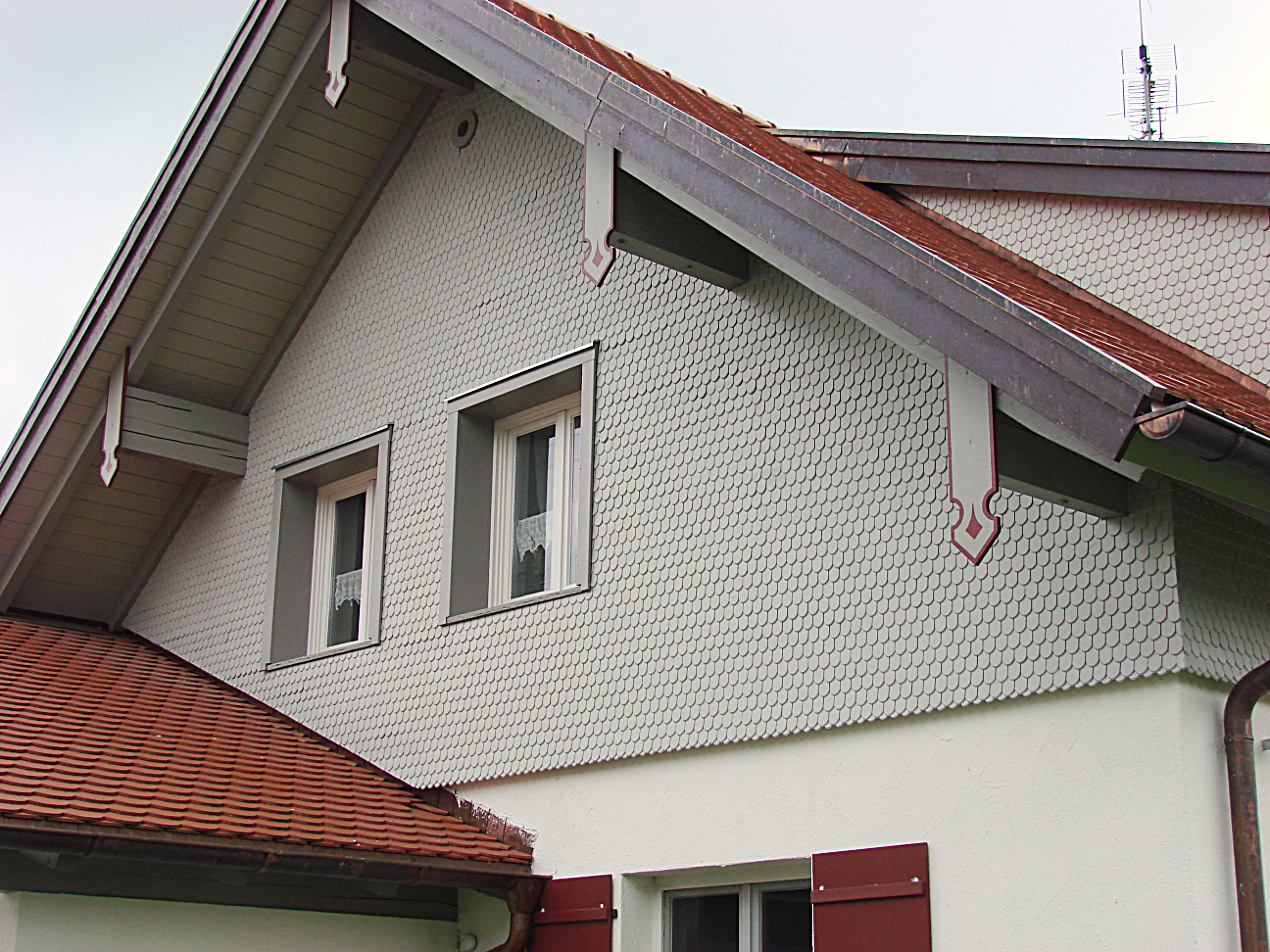 Fassadendetail mit Fichten-Täferschuppenschindeln Fassadendetail mit Fichten-Täferschuppenschindeln