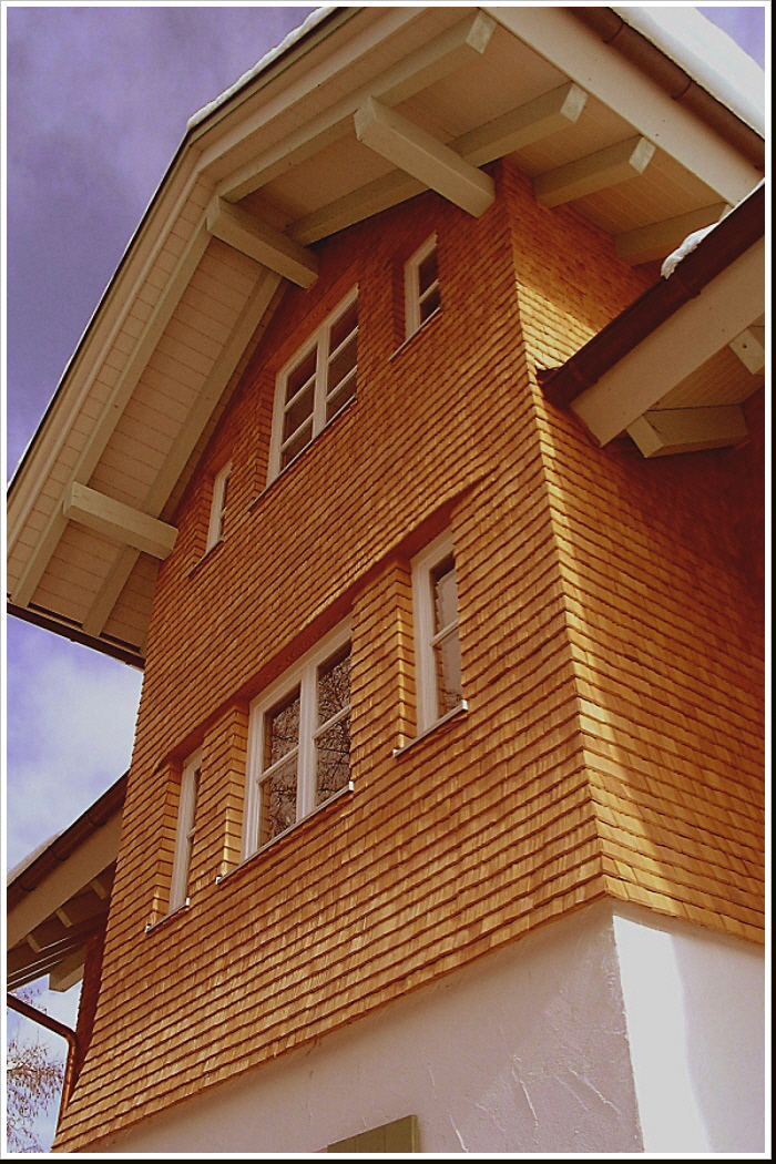 Moderne Holzschindel-Fassade in L&auml;rche � Pr&auml;zise Verlegung und nat&uuml;rliche &Auml;sthetik