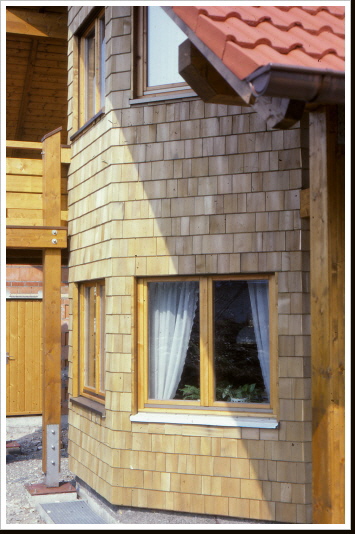 Weiss-Zeder Schindeln an einem Wohnhaus